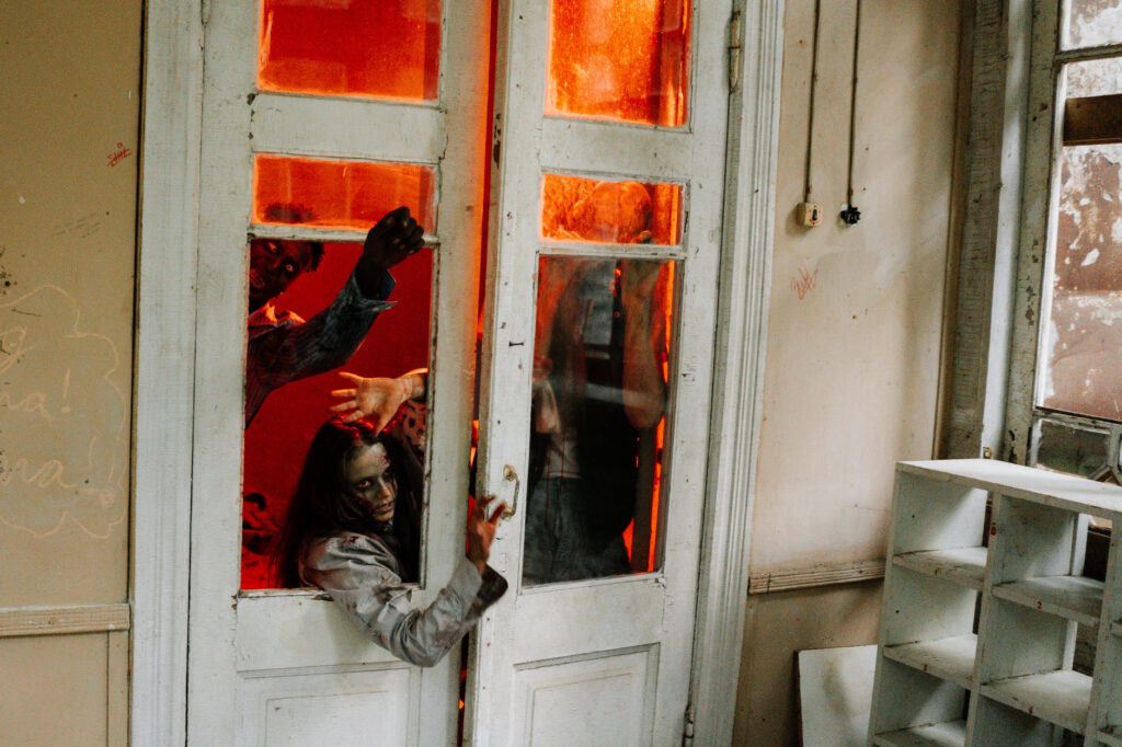 Una imagen que representa para mí la pandemia zombie, con seres medio muertos, medio vivos, que intentan entrar por una puerta medio rota